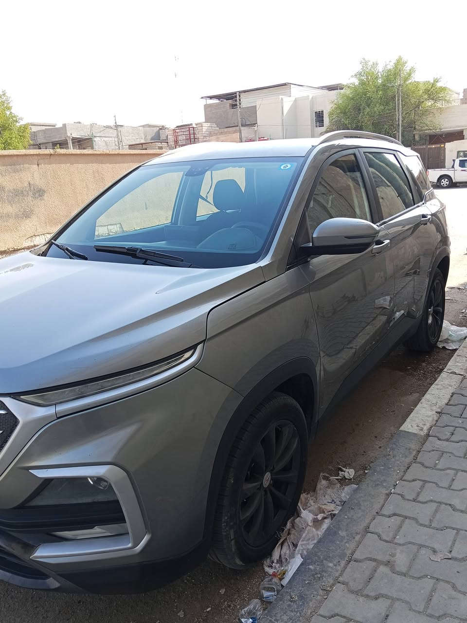 للبيع: شفروليه كابتيفا (Chevrolet Captiva)
 * الموديل: 2023 
 * اللون: رمادي / رصاصي 
 * المحرك: 4 سلندر سعة 1.5 لتر توربو (اقتصادي جداً في استهلاك البنزين)
 * ناقل الحركة : أوتوماتيك (CVT)
 * الرقم: بصره انكليزي   جاهزة للتحويل
 * إضاءة LED أمامية ونهارية 
 * شاشة لمس داخلية كبيرة تدعم Apple CarPlay و Android Auto.
 * كاميرا خلفية وحساسات للمساعدة على الركن.
 * مثبت سرعة (Cruise Control) وتحكم كامل من الاستيرن
 * نظام مكيف ممتاز مع فتحات تكييف خلفية.
 * أنظمة أمان متكاملة  ABS، نظام نظام الثبات الإلكتروني وايرباكات

حالة السيارة:
 * السيارة بحالة جيده جداً 
 * البدي ونظافة السيارة ممتازة كما موضح بالصور.
السعر: [ 140] وبيها مجال
للتواصل  *********** الرقم الثاني ***********
مكان السياره البصره
