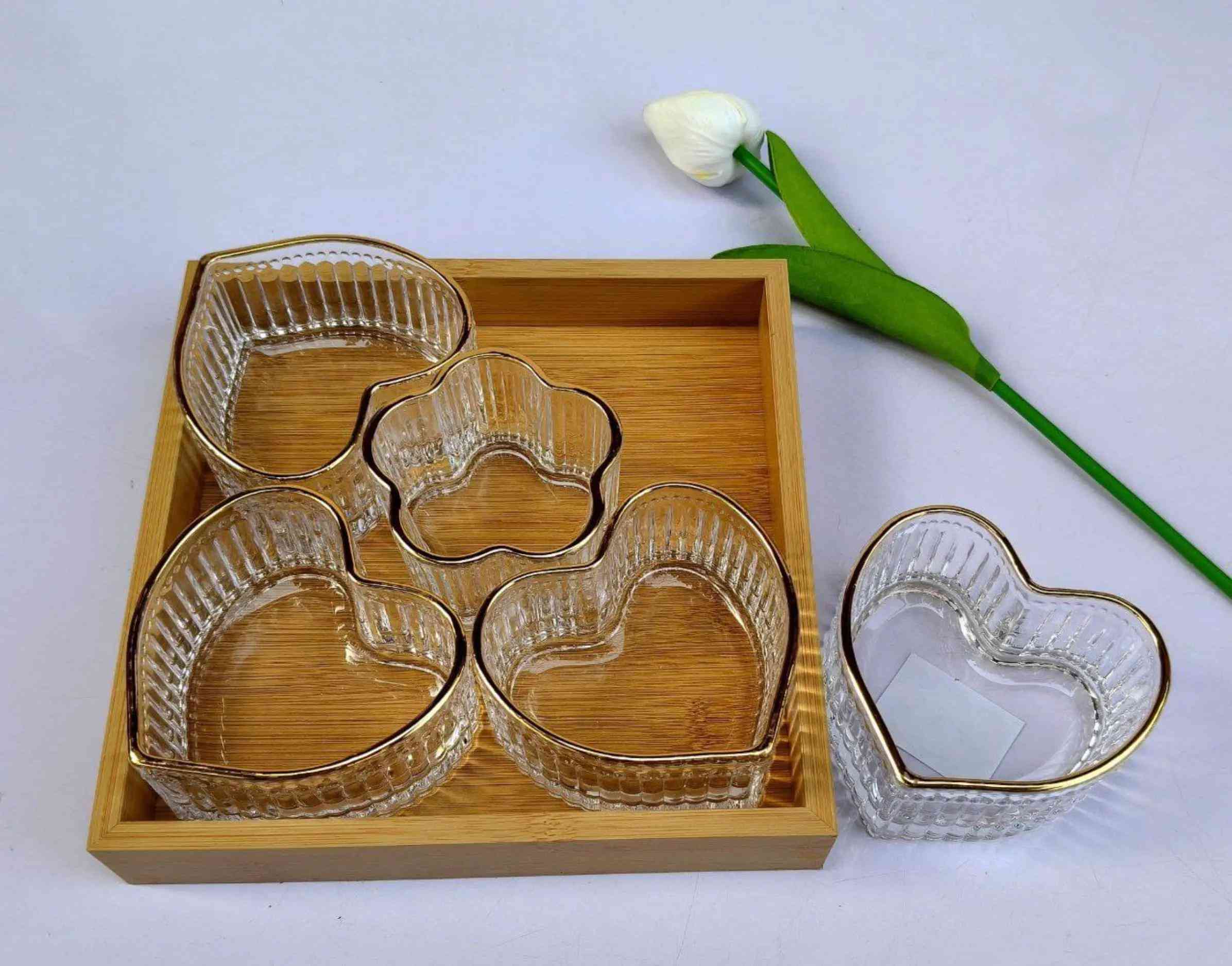 طقم ضيافة ملكي (5 قطع زجاج + صينية خشب) ​تصميم يأخذ العقل، يبيّض وجهج قدام ضيوفج ويخلي تقديمج دائماً مميز 😍 ​المميزات: ✅ 5 كاسات زجاج فخمة: حجم مثالي للحلويات والمكسرات ✅ صينية خشبية دافئة: ترتيب راقي يسهّل التقديم ✅ كشخة وسحّارة: تزيد الصالون والسفرة جمال وذوق ​📞 للطلب: *********** 🚚 التوصيل: لجميع محافظات العراق 🇮🇶 ​#طقم_ضيافة #مقدمة_حلويات #مقدمة_مكسرات #صينية_خشب #توصيل_العراق
