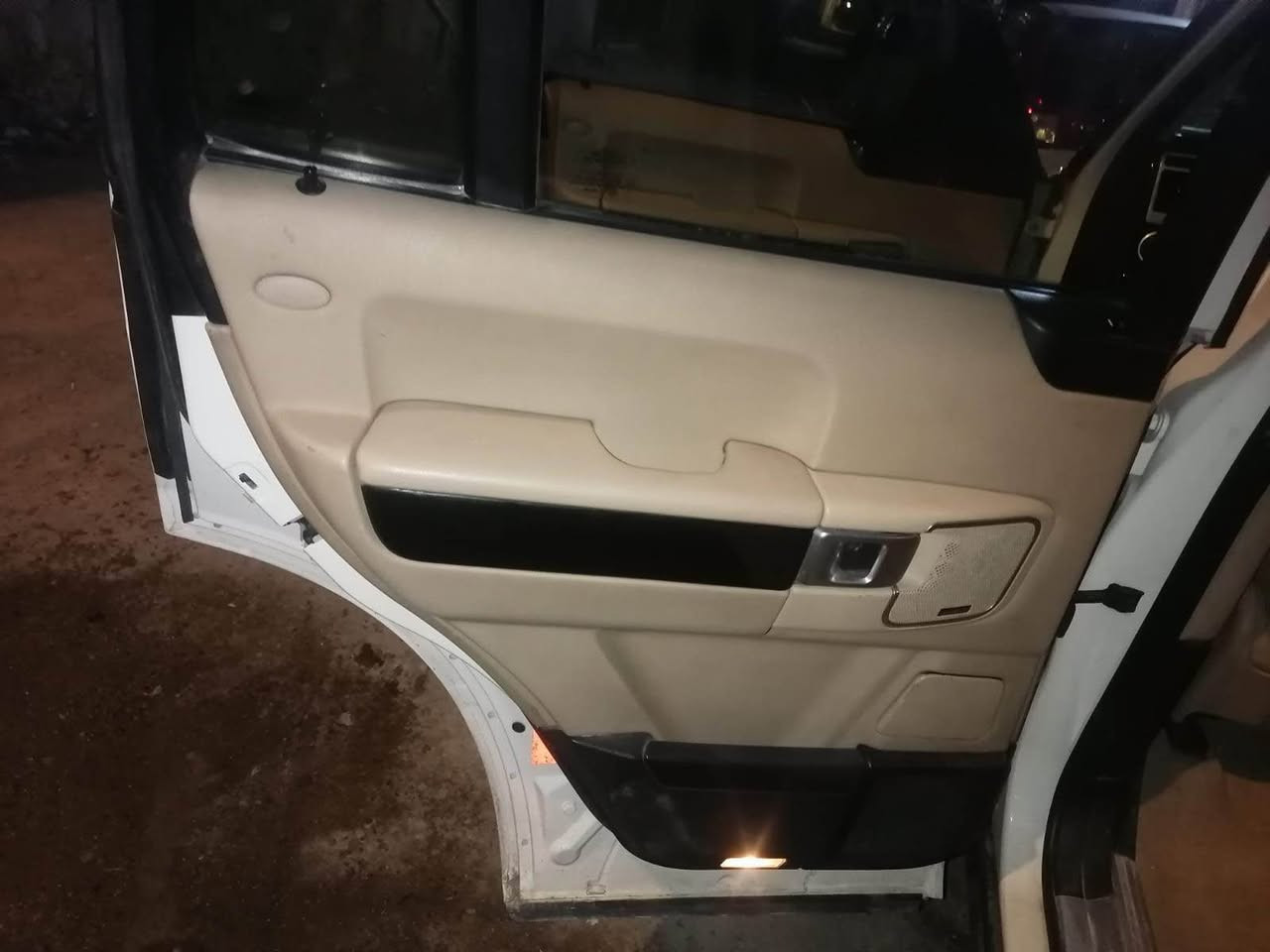 رانج فوج موديل ٢٠٠٨ ماشيه ١٢٥ كفاله سياره جديده بمعنئ الكلمه يرادلها تلحيضات صغيره. صوت بالرواجز اول ما تشغل ادوات كفاله من السرقه والعشائر دواخل بيجي خليجيه السياره محرك عادي المرغوب مو سوبر ملاحظة انه مكلف بالنشر هذ رقم راعيهة ‭***********‬ البصرة, العراق
