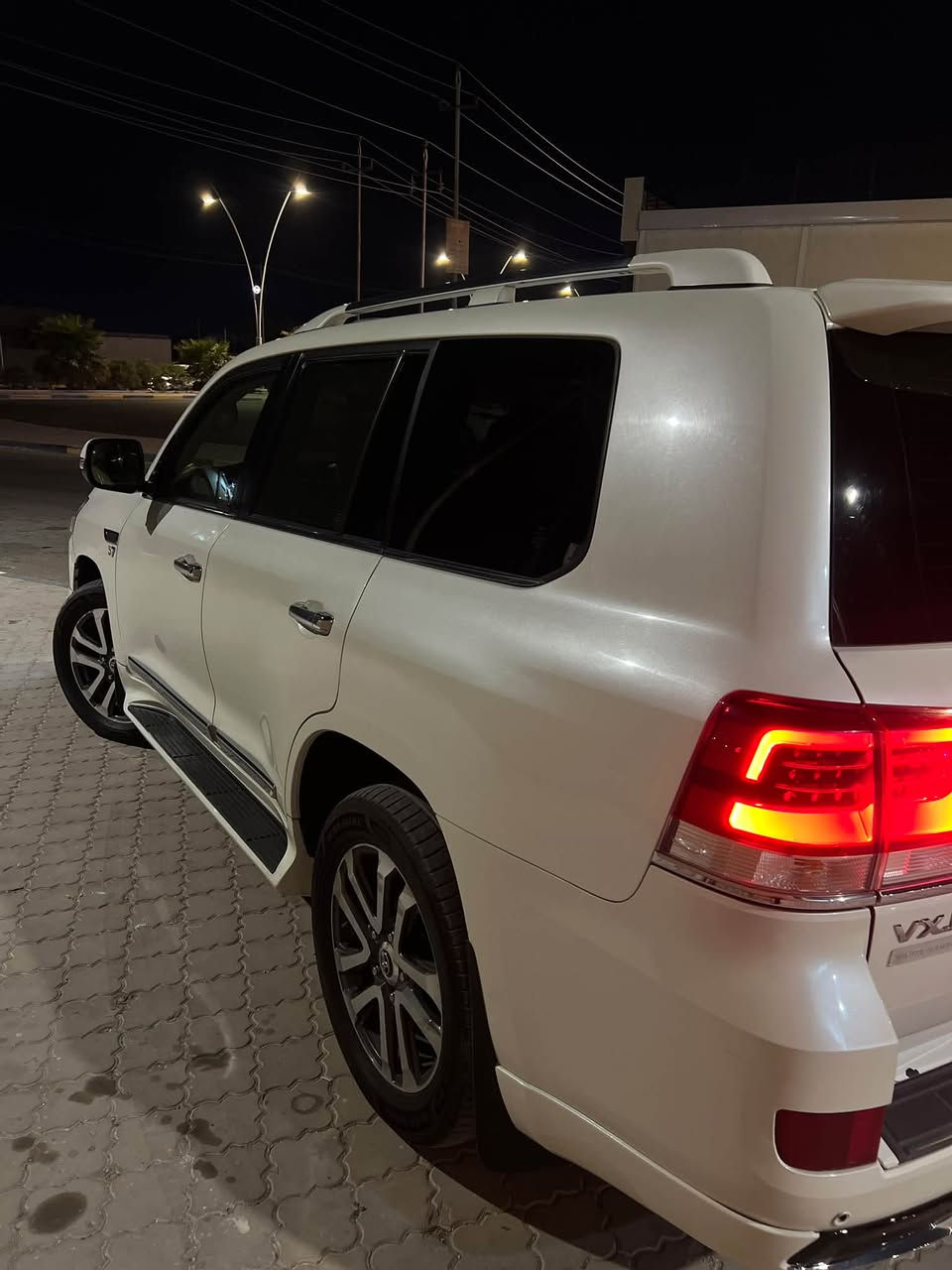 البيع لاندكروز 2017 VXR5.7 كفالة عامة ترهم مراوس 

    مقاعد جلد
* مقاعد أمامية كهربائية
* ذاكرة للمقعد في بعض المواصفات
* تبريد وتسخين المقاعد
* ثلاجة داخلية
* مكيف أوتوماتيكي/تحكم بالمناخ
* شاشة ونظام ملاحة
* Bluetooth
* USB
* نظام صوتي فاخر
* شاشات ترفيه خلفية في بعض النسخ
* مثبت سرعة
* تشغيل بصمة/زر
* تحكم بالمقود
* * رادار أمامي Dynamic Radar Cruise Control
* نظام ما قبل التصادم PCS
* تنبيه مغادرة المسار LDA
* مراقبة النقطة العمياء BSM/BSD
* تنبيه حركة المرور الخلفية * ABS
لاستفسار/***********
مكان سيارة البصرة
