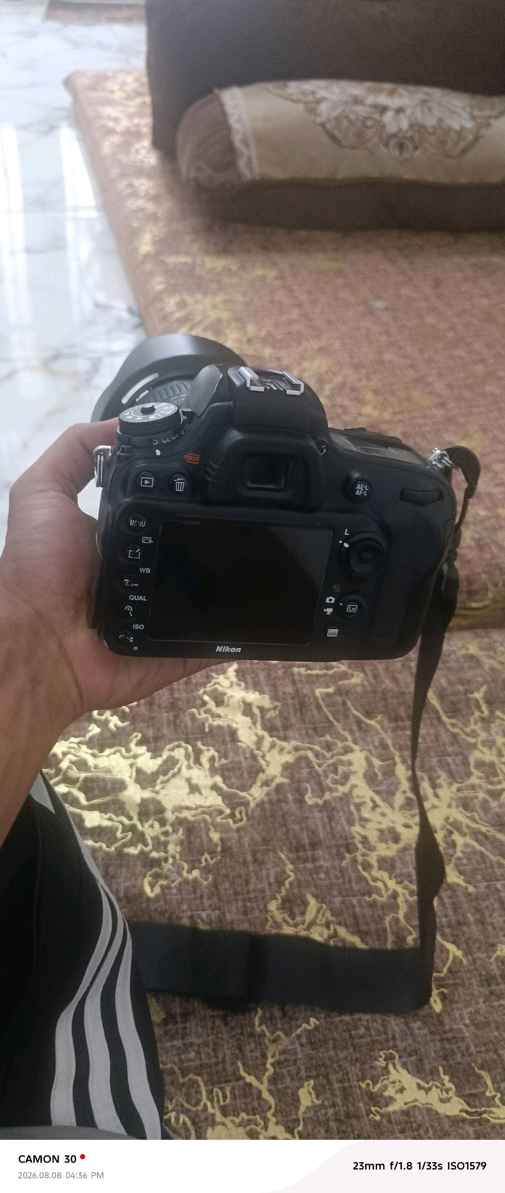 سلام عليكم توجد كامرا نوعية  Nikon D610* 📷 
للبيع سعرها ٥٠0 الف وبيها مجال المكان فلوجة 
رقمي 
***********
- *النوع*: DSLR فول فريم Full Frame 
- *الدقة*: 24.3 ميغا بكسل 
- *التصوير*: صور + فيديو Full HD 1080p 
- *الايزو*: من 100 الى 6400 ويوصل 25600 
- *التركيز*: 39 نقطة فوكس 
- *البطارية*: تقريبا 900 صورة بالشحنة 
- *الشاشة*: 3.2 انش ثابتة