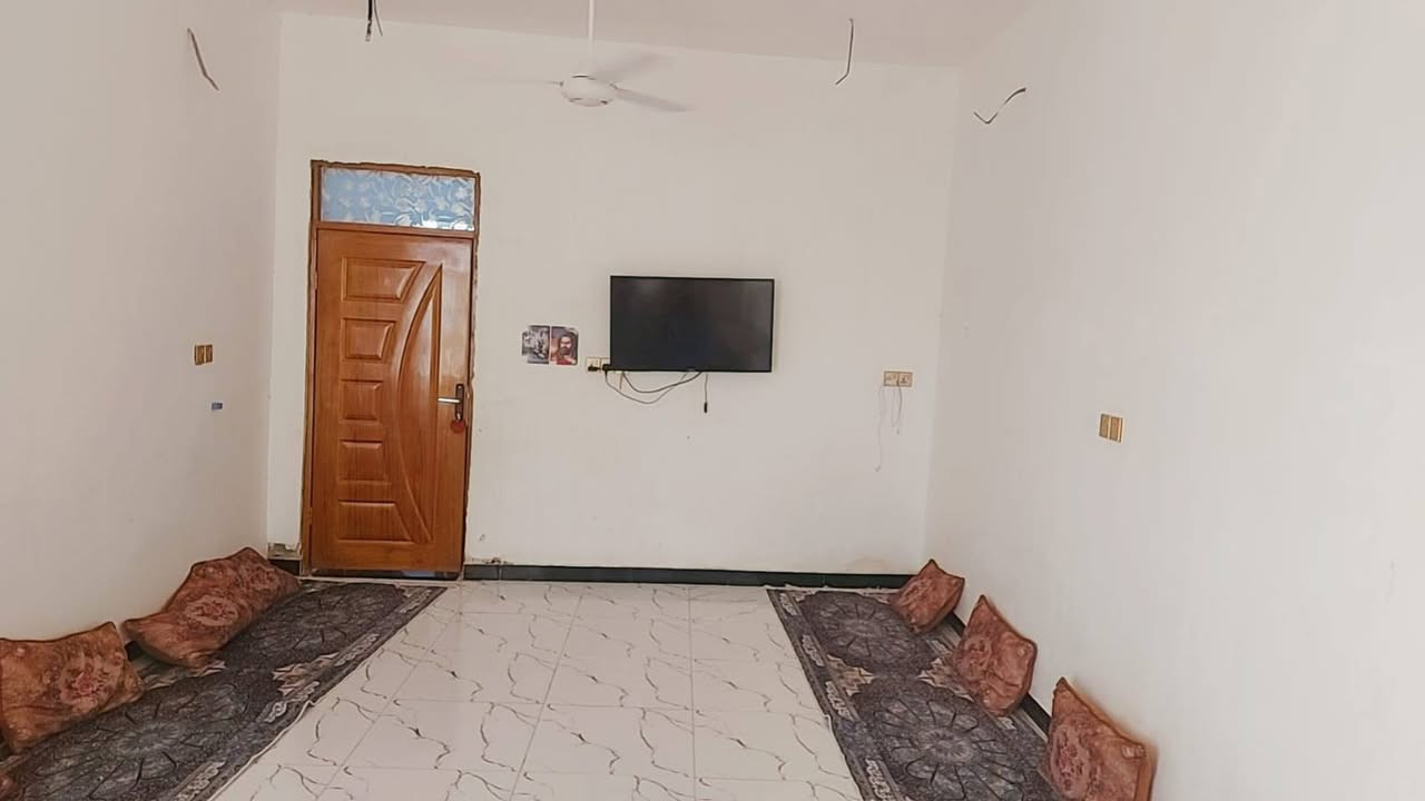 دار للبيع مساحة 240 غرفتين وصاله وبراني مطابخ ثنين مجمع صحيات داخلي وخارجي الاساس صب والسقف صب كافة الخدمات متوفره طابو زراعي سند 25 قرار محكمه السعر 70 وبي مجال العنوان الزيتون حي الحلاوي 
موبايل ***********
