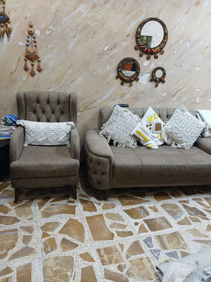 غراض منزل للبيع المكان بغداد للاستفسار عن اي شي التواصل على هاي الرقم
***********

نص مكتوب في الصور:
- 5 KSA
- الأحد - الخميس