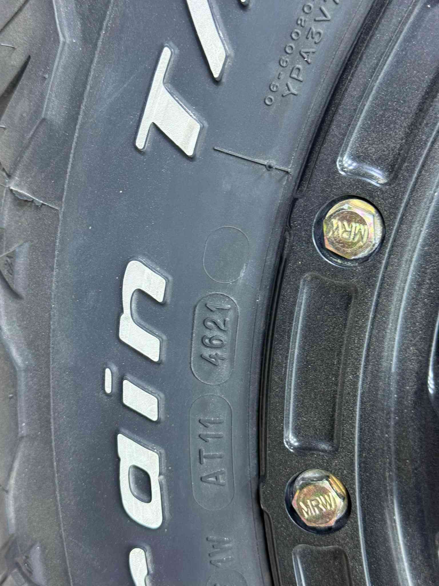 السلام عليكم
للبيع تخم اطارات 

القياس 245/65R17 

قياس ابعاد ستدات الويل 114.3x5 

يرهم على الاندكروز من موديل 2007 الى 21

ويرهم على الرافور ويرهم على هواي سيارات 

الويل ميثود اصلي 

الاطارات bf goodrich امريكي اصلي مو صيني 

الويلات والاطارات بحالة جيدة جداً استخدام اقل 5 الاف كيلو 

مكانهن بغداد 

السعر 750$ 

للاستفسار ***********
