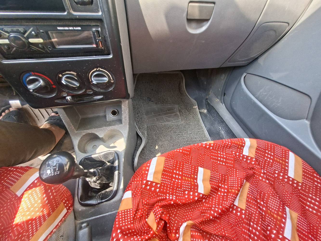 سلام عليكم سايبه مديل ١٤ للبيع شغال ونضيفه السياره كير مكينه اصوليلت بسم مره تريد تحويل ثاني يوم عندي بس الكزوز فالت ويلحم ب٥ الف عنواني نواب الضباط رقمي *********** رايدها ١٥ ورقه كهربائيات كلها شغاله