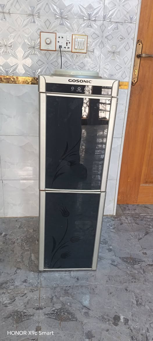 براد ماء للبيع ماء شرط البروده شغال اي نقص مابيه شرط تفحص اله تاخذه للبيع بسعر ٦٥ الف للتواصل ***********

نص مكتوب في الصور:
- HONOR X9c Smart