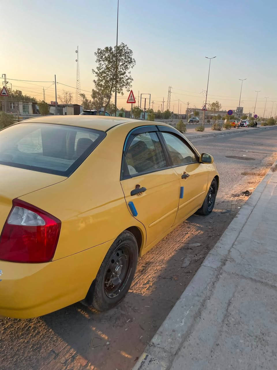 السلام عليكم كيا سبكترا 2006 للبيع مكينه جديده لاتنقيص ولاتبخير كير اوتماتيك جديد حداديه جديده تخم تاير جديد تبريد شرط ثلج كهربأياته كله شغاله مابيه اي نقص السياره بيه فتحه سقف بيه طخه بلجاملغ الكدام بدون دواخل رقم بغداد انكليزي سنويه 2030  جامه اماميه جديده 
السعر ٥٣ مكاني الديوانيه 
***********
