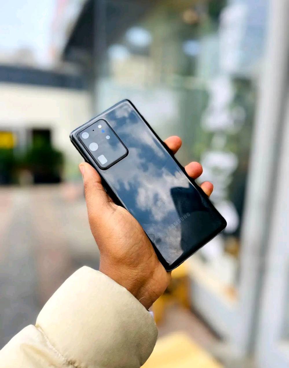 الجهاز الاصلي من سامسونج توفر 
سامسونج s20 الترا نسخه 5G
و s21 الترا نسخه 5G
 الشاشة: Dynamic AMOLED 2X بمقاس 6.9 بوصة، بدقة QHD+ ومعدل تحديث 120Hz.
المعالج: Exynos 990 (لنسخة الشرق الأوسط) 
الكاميرا الخلفية (رباعية): أساسية 108 ميجابكسل + ت 48 ميجابكسل (زوم حتى 100x) 
الكاميرا الأمامية: 40 ميجابكسل.
الذاكرة والتخزين: رام 16 جيجابايت / مساحة 128 
البطارية: 5000 مللي أمبير وتدعم الشحن السريع قدرة 45 واط والشحن اللاسلكي. 
السعر 340 الف
بغداد زيونه ربيعي قرب مجمع البركه 
***********