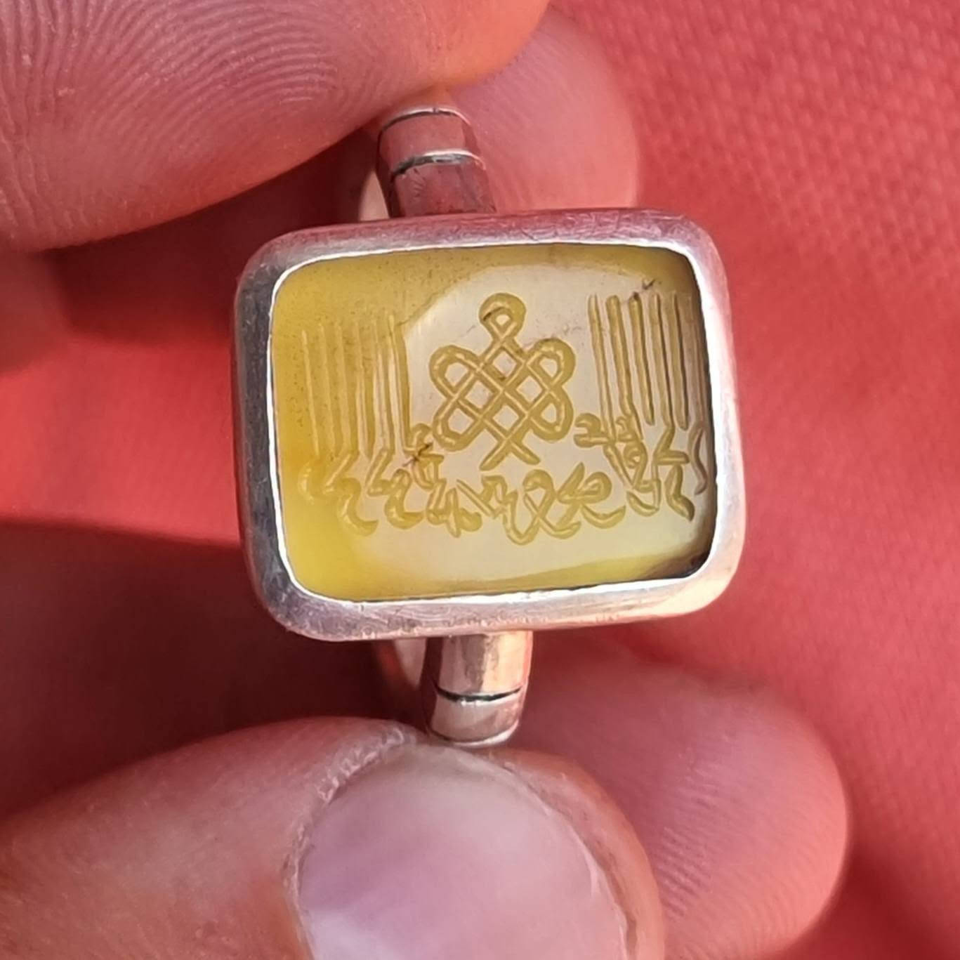 عقيق يماني اصفر مزعفر  مخطوط خط يدوي خط عكس 
🍋الائمه المعصومين ال١٢ عليهم السلام 🍋
بصياغه يدويه ثقيله للبيع مكاني بغداد يوجد توصيل إلى جميع المحافظات للبيع فقط فقط أحبتي الغوالي ما اراوس بس ابيع 
***********
