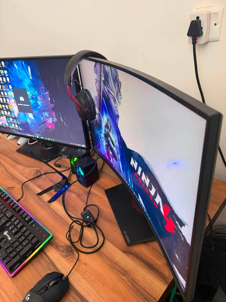 السلام عليكم ورحمة الله وبركاته 
عندي pc للبيع 
كارت الشاشه 3080 ti asus rog strix
مذر بورد msi x570 wifi tomahawk 
معالج ryzen 7 5700x
Ram ddr4 3600 mh sandisk
Hard m.2 2tera samsung
Power supply 850 gold
مع شاشتين
الشاشه الاولى 240 hz asus tuf gaming 27 inc
الشاشه الثانيه 27 inc 165 hz asus tuf gaming curve
مع ماوس وكيبورد ومايك وسماعه hyperx cloud 2
كل الحاسبه نظيفه جداً استخدام قليل ومشتريهه من تركيا 🇹🇷 
اي استفسار هذا رقمي ***********
السعر 2.250.000

