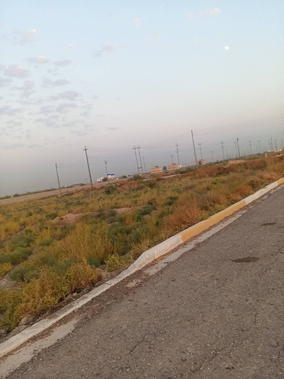 السلام عليكم ارض للبيع  طابو زراعي سند 25 تحويل ثاني يوم قرب سايدين الجوهره بنا قريب   كافت الخدمات للتواصل ***********
