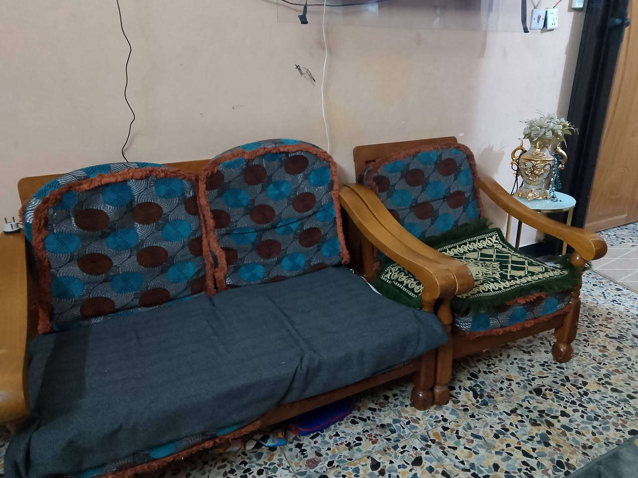 السلام عليكم ورحمة الله وبركاته نصف تخم للبيع ب75وكرسي هزازب45وميز تواليت 100حي الخضراء للتواصل ***********
