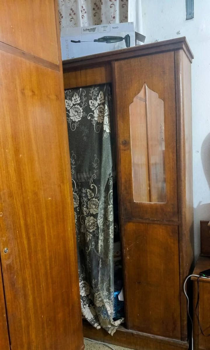 غرفه ٦باب وملحق صاج و٣اسره خشب للبيع للاستفسار *********** واتس اب
