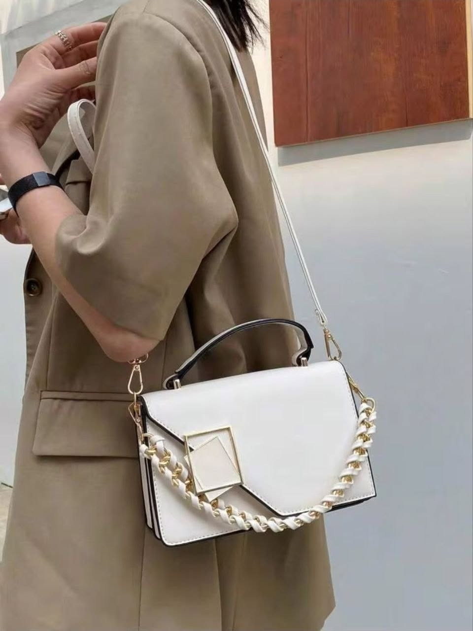 👜 حقيبة كروس بودي نسائية بتصميم أنيق وعصري ✨

🖤 مزينة بسلسلة أنيقة مع غطاء وإغلاق عملي.
🎨 متوفرة بعدة ألوان لتناسب جميع الأذواق.
📱 خفيفة وعملية، مناسبة لحمل أغراضك اليومية.
💼 مثالية للعمل، الجامعة، التسوق، السفر والخروجات.

💰 السعر: 20
🚚 توصيل سريع إلى جميع محافظات العراق
💵 الدفع عند الاستلام

📲 للطلب والاستفسار، راسلونا واتساب: ***********

🔖 رمز المنتج: BG007
