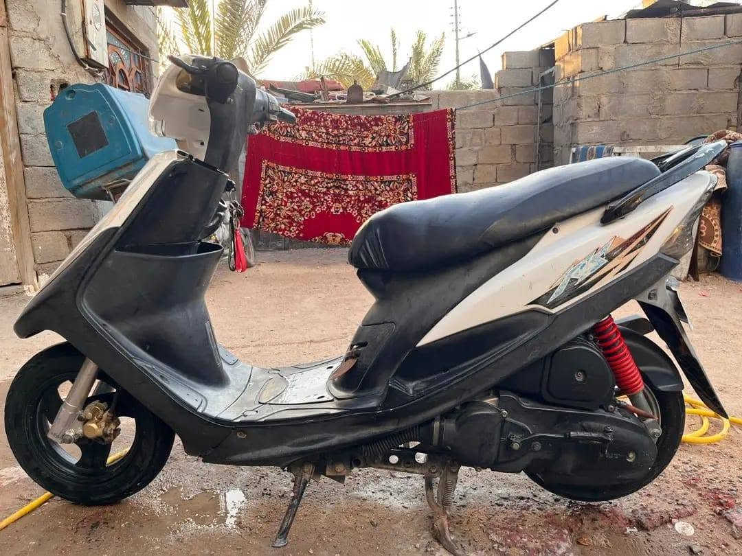 سلام عليكم دراجة ماكس عدله للبيع مامفتوحة ولا تنقيص ولا تبخير الكهربائيات كله شغاله سلف هورن الاشاير الكلوبات شغاله من الطول لطول 
الدراجة بيه كابريته تجارية وسلف امبدل البلادي 
وبيه صوت بالخرز مال اكلجات بس الدراجة تمشي طبيعي فقط اذا مشيت سريع يطلع الصوت
السعر 850الف وبيه مجال للشراي
العنوان البصرة أبي الخصيب حمدان 
الرقم ***********
