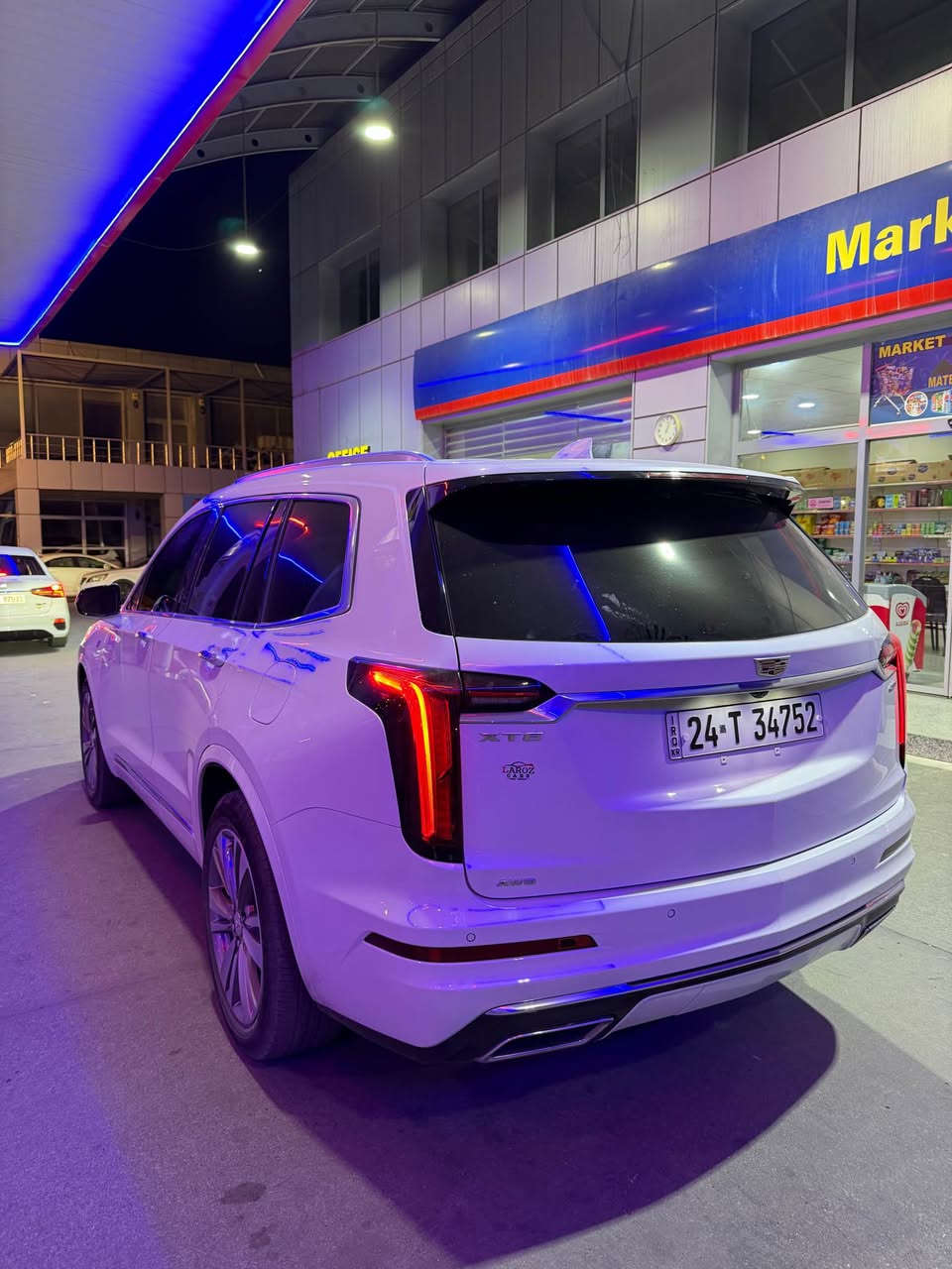 مەکینە و هێز: مەکینەیا 3.6-لتر V6 (یان 2.0-لتر Turbo)، گێڕێ خودکارێ 9-قۆناغی، و سیستەمێ چار تەگەرێن کارا (AWD).
 دیزاینا دەروەیی: گرلا ڕەش یا شێوازێ تۆرێ (Mesh Grille)، چراێن لێد (LED) یێن ڤێرتیکال، و لەحیمێن تایبەت ب فێرژنێ Sport.
 ناڤخۆ و جهێ روونشتنێ: سێ ڕیزێن کورسییان بۆ 6 یان 7 کەسان، و کورسیێن چەرم یێن ب سیستەمێ گەرمکرن و ساردکرنێ.
 تەکنەلۆژیا: شاشەیا لیمسی یا مەزن، سیستەمێ ئەپڵ کارپلی و ئەندرۆید ئۆتۆ، و سیستەمێ دەنگی یێ (Bose).
 سەلامەتی: سیستەمێن پاراستنا پێشکەفتى، پشککنینا نقطەیا کویر (Blind Spot Monitoring)، و کامێرایێن 360 پلەیی.
*********** دهوك, العراق
