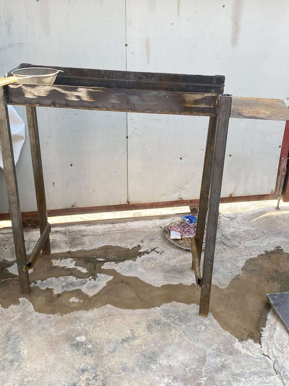 ميز مطعم وي شوايه بركر وغلايه وبور مال كباب ومنقله كباب كلهن 150 الف الاستفسار ***********

