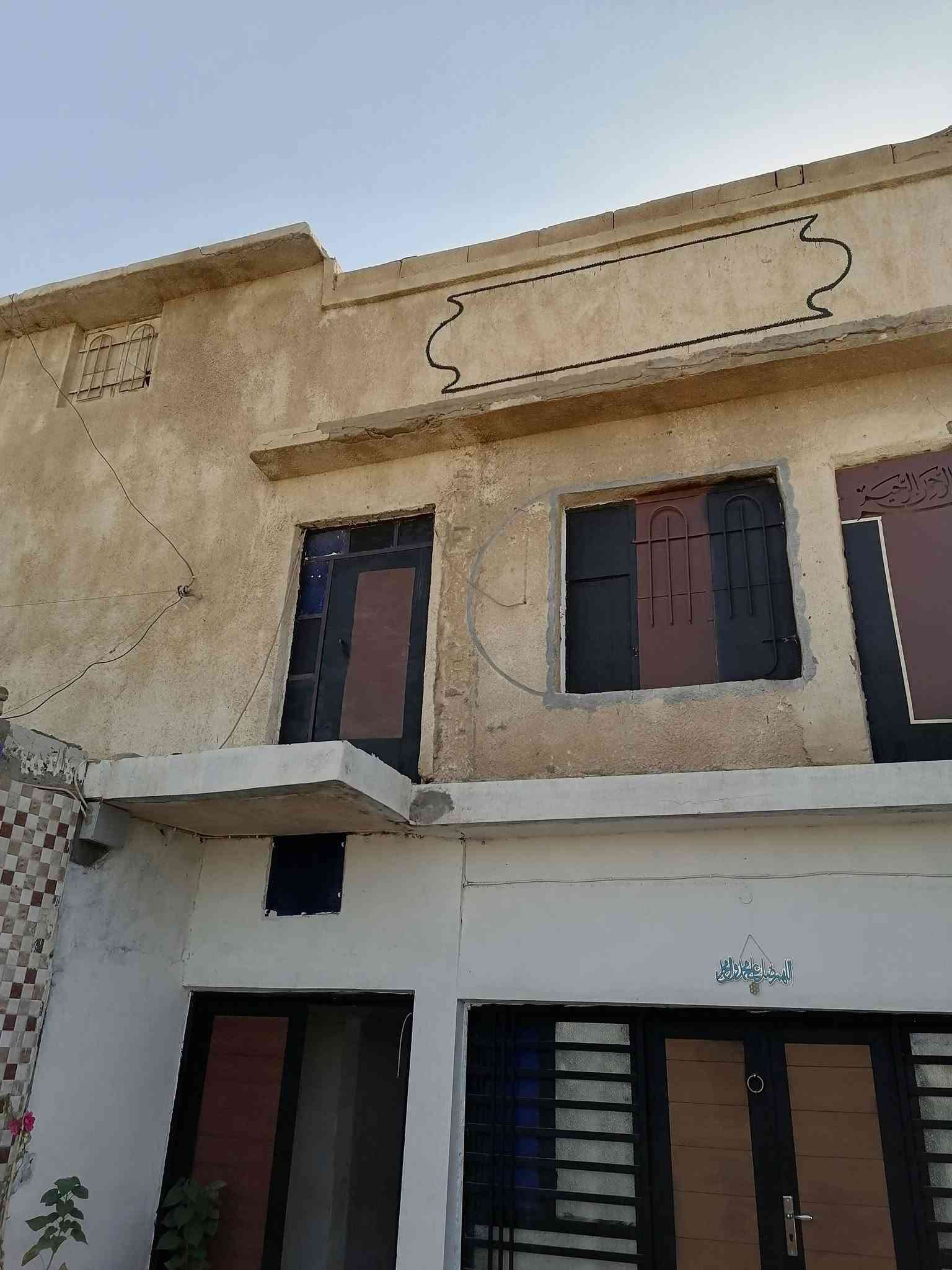 السلام عليكم بيت للبيع حي المعلمين منطقة الالبان الشارع الرأيسي خلف المنتزه ريس تايم طابو صرف مساحة ١٢٠ م  +طارمة ٨×٦ يعني اتصير المساحة ١٨٠ م كونكريت طابقين الأرضي ديوانية وصالة وغرفتين وصحيات الطابق الثاني ٣غرف+صحيان +مطبخ البيت يباع معة الاثاث السعر ١٧٥ للاستفسار ***********
