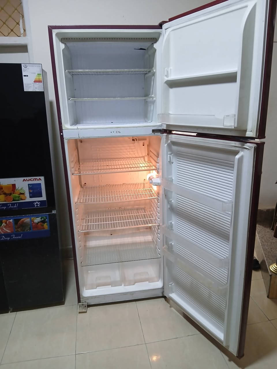ثلاجة دريم هاوس حجم كبير بحالة جيدة مع ضمان السعر 250 الف. *********** الغزالية.
