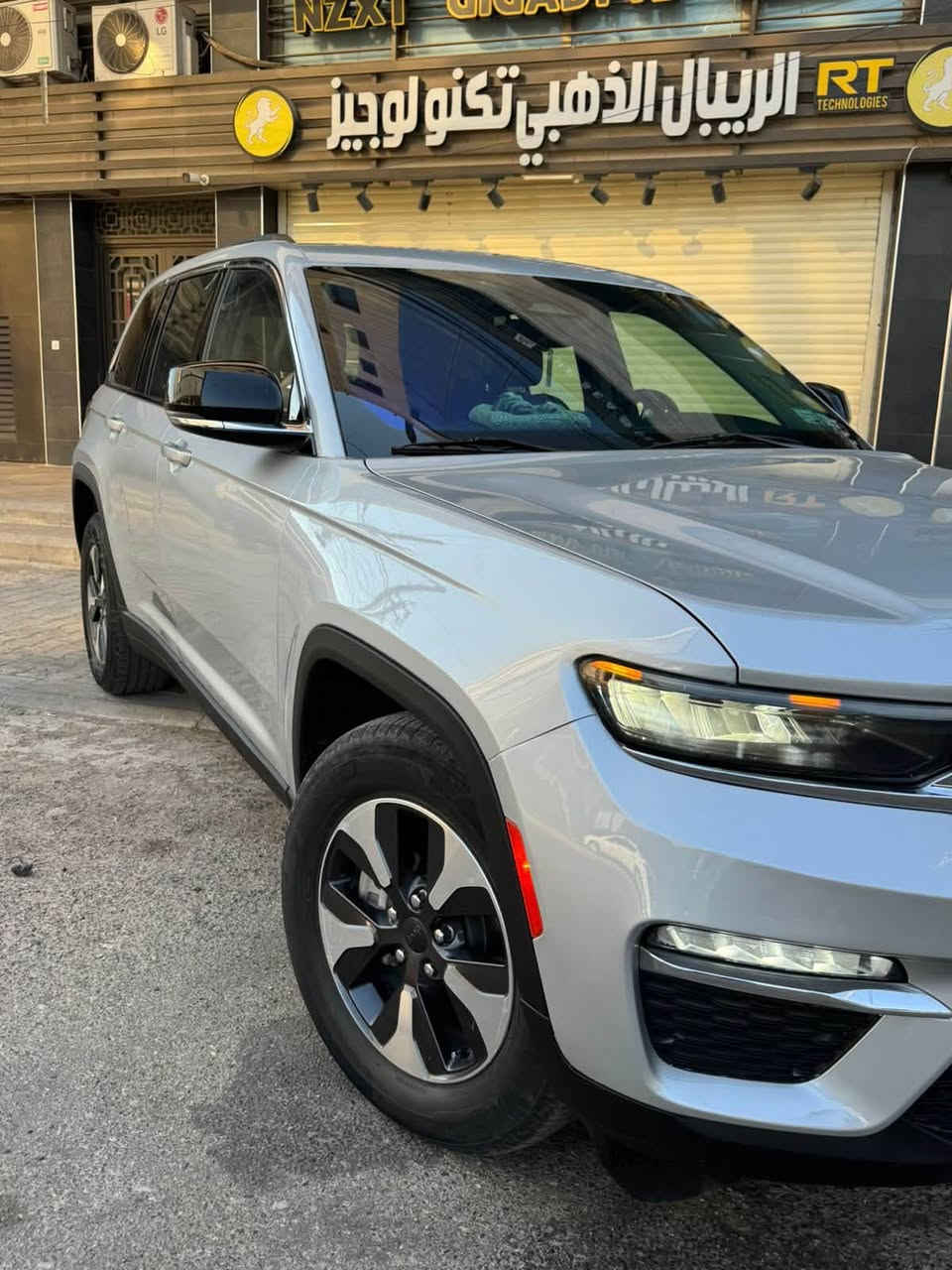 جيب كراند شيروكي هايبرد 2023 (( بدون اي نقص )) ‼️
بدون ايربالك  (برده وكشن فقط)

حادثه بنيد وجاملغ وباب  (٣قطع)
صور حادث داخل منشور 

‎🔴 خمسة راكب المرغوب👍

🔴 رادار 360 درجة

🔴  تحديد مسار  

🔴  تبريد قطعتين امامي + خلفي تحكم  

🔴 ️خمس انضمة قيادة 

🔴 بانوراما على طول السيارة

🔴 دفع رباعي. 

🔴 كير ماوس مع وضعيات القياده المختلفه للجبال والطرق الوعره والرمال والطين

🔴 شفتات ستيرن 

🔴 هاند بريك بصمه 

🔴 ️مقود جلد + تدفئة 

‏🔴  Reverse Tilt Mirrors المرايا  المائلة عند الرجوع 

مواصفات 

1️⃣ لايتات لد 

2️⃣ تدفئه  كشنات

3️⃣ شاشات دجتل  شاشه كبيرة مع نفكيشن GPS بدون نت 

4️⃣ كراسي خزن ميموري  

5️⃣ سستم صوت ALPINEو دمام خلفي بلادي 

6️⃣ تشغيل عن بعد

7️⃣ نظام محاكاة العجلة الذكي 

8️⃣ نظام ملاحة 

9️⃣ نظام قيادة ذاتية

سعره 248$

عنوان بغداد الكراده ساحه التحريات 

***********
