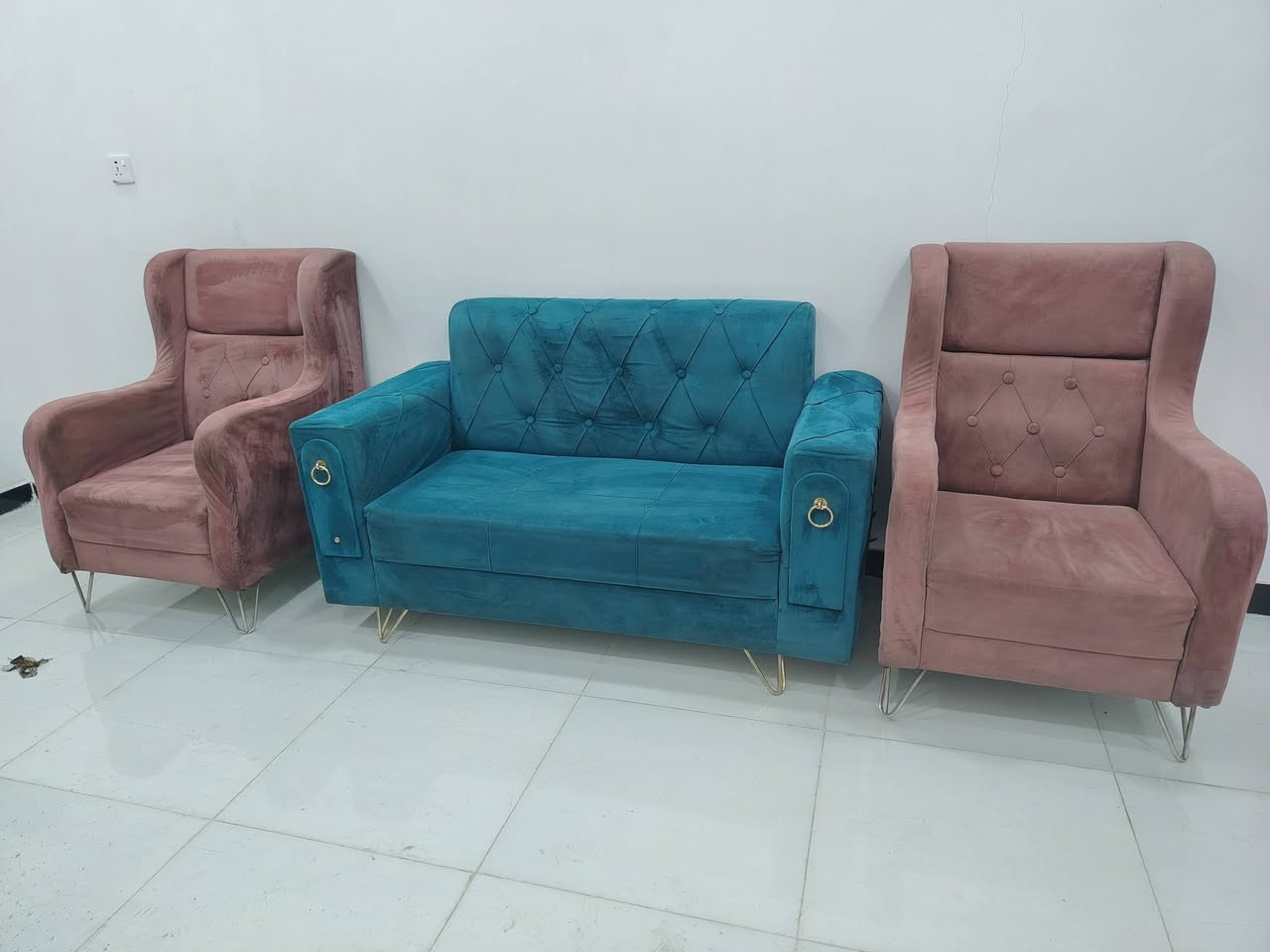 تخم البيع سبع مقاعد سعر ميه وخمسين وبي مجال شي بسيط ويا أربع كوشات 
***********اي استفسار اتصال على رقم
