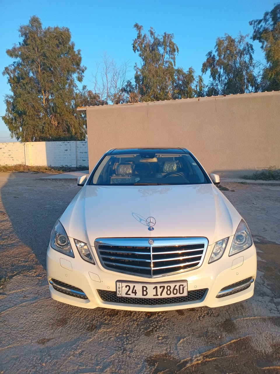 مارسيدس E كلاس 200 خليجي 2012 مكفولة من ضربة والصبغ فول مواصفات 
مكينة كير كهربائيات تبريد تدفئة كلها مكفولة 
محرك اربعة سلندر تيربو فئة E الاقتصادي و S الرياضي
كشنات كهربائية مع بانوراما سلايت روف مع شاشة البلادية
حساس مراقبة الاطارات مع مثبت سرعه 
حساس الحادث شد الاحزمه تلقائي 
منضومه زنون بلادية 
حساسات امامية خلفية مرايات جانبية شفط وية السويج
ستارة كهربائية خلفية مع ستارات جانبية خلفية 
حساس النوم اثناء القيادة حساس ماسحات اثناء المطر
زراكات مازدات تخم تاير جدد

المكان واسط *********** السعر 180
