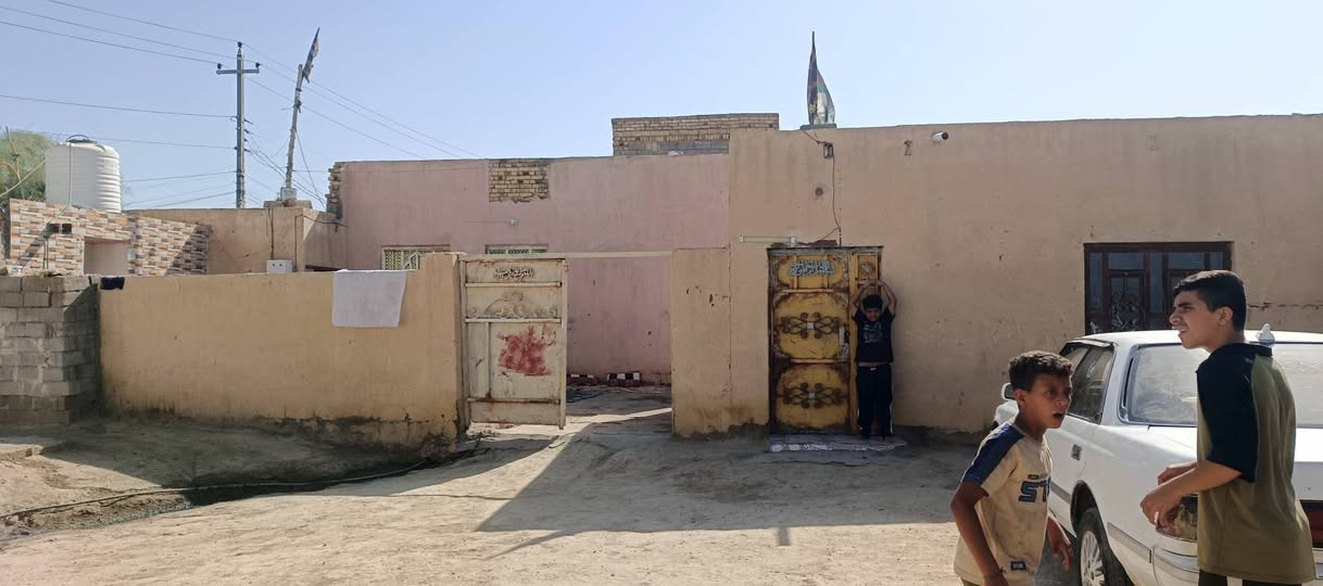 بيوت عدد ٣البيت الاول ٣غرف وصله واستقبال مساحته ٤٠٠م ومطبخ وصحيات  البيت الثاني ٣غرف وصاله واستقبال مساحته ٣٠٠م و تقريبا البيت الثالث غرفتين وصاله ١٢متر وستقبال ومدخل ومطبخ وصحيات البيوت نفس المكان تفيد كرايب ٣بيوت وبيناتهم ساحه ١٠٠متر الشارع التبليط يبعد ١٠٠متر متوفر ماء اساله وماء نهر وكهرباء وسحب المكان قريه البوخلف الثانيه  السعر ٩٠وبيهن مجال بسيط ***********

