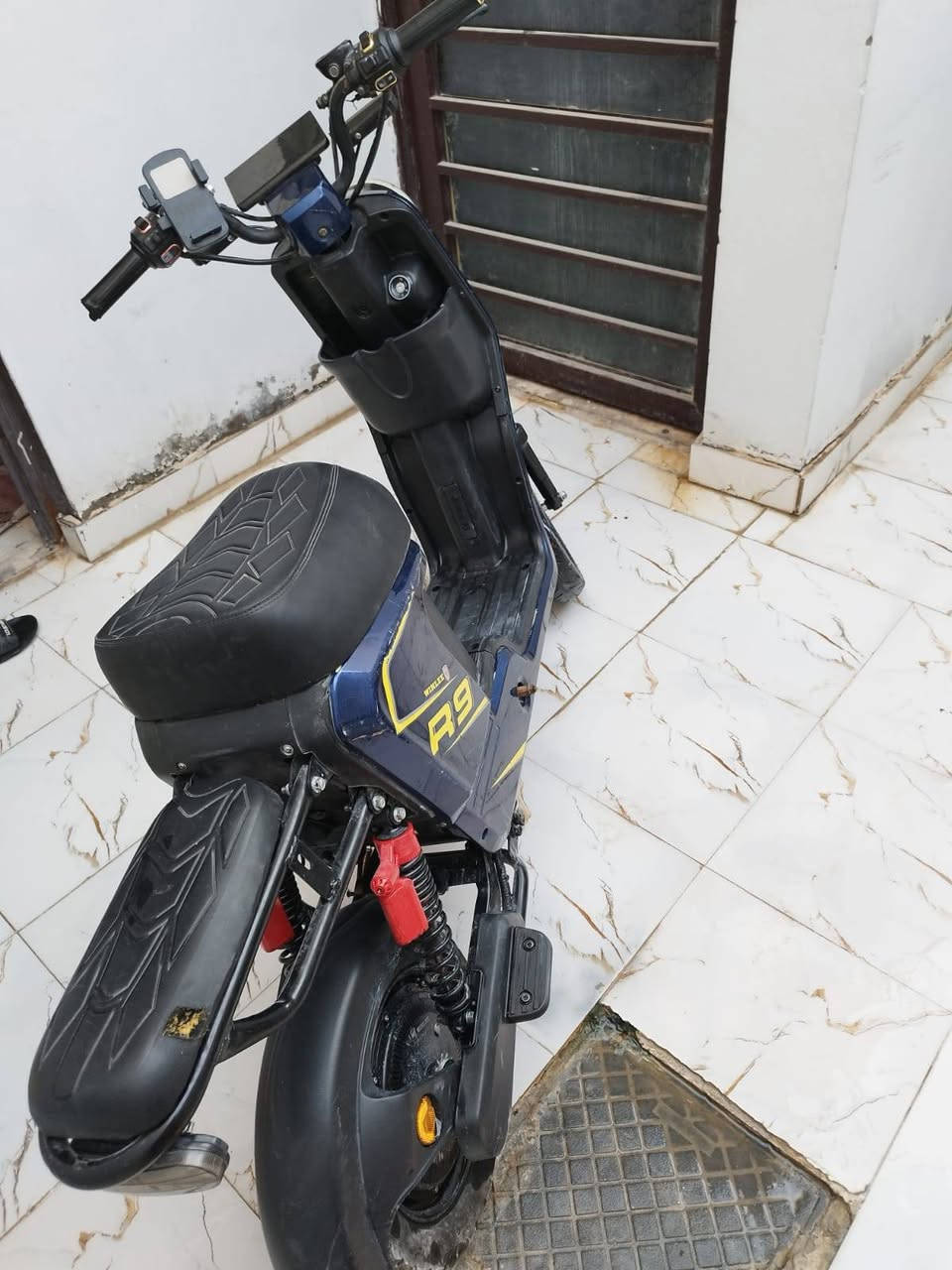 ​للبيع: دراجة شحن كهربائية موديل R9 WINLEE
الموديل: R9 (شركة WINLEE)  
​اللون: نيلي مميز مع خطوط صفراء  
​الحالة: ممتازة وجاهزة للاستخدام  
​أبرز المواصفات والمميزات:
​لايت أمامي دائري كبير متطور مع إضاءة إشارة حديثة  
​شاشة إلكترونية/عداد إلكتروني لعرض التفاصيل  
​حامل موبايل مثبت على المقود  
​مقعدين (مقعد رئيسي + مقعد خلفي) بتصميم مريح  
​ممتصات صدمات (دبلات) خلفية قوية  
​نظام فرامل هيدروليك (دسك) أمامي وخلفي  
​مساحة واسعة للقدمين مع جيب تخزين أمامي  
​السعر: 450 ألف (وبيه مجال للشراي الجاد) للتواصل ***********
