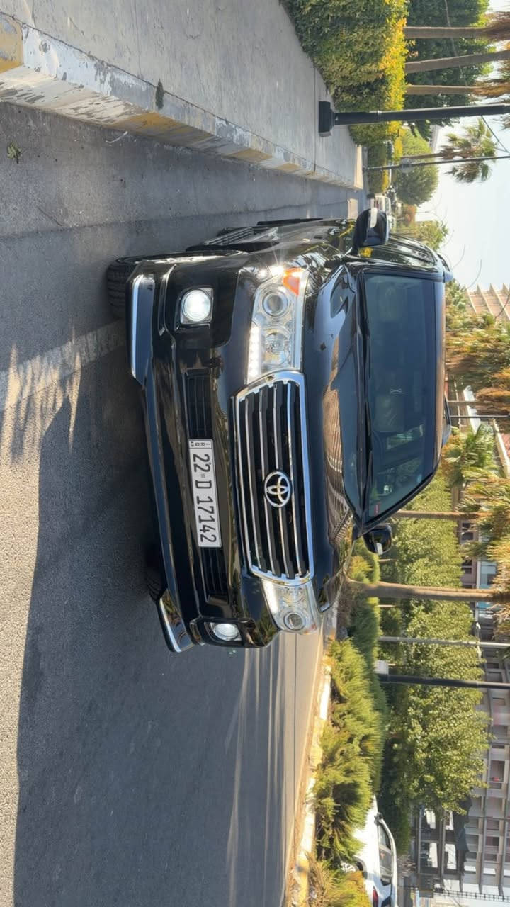 تؤيؤتا لاند كروسير مؤديل ٢٠١٠ 
پشتو پئشي كراوه ته ٢٠١٥ 
سياره كه زور پاك ماوه ته وه 
يه ك دينار مسروفي تيدا نيه 
مكينه v8 
مكينه ي نه كراوه ته وه 
سه ياره كه ره شي قترانه 
بؤياخ دوو پارچه و نيوي هه يه بئ داخلي 
پشتو پئشي كه پسه 
بؤ زانياري زياتر تلفون بكه 
مؤبايل(***********) أربيل, العراق
