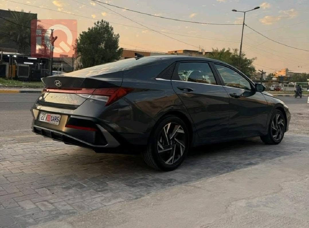 السلام عليكم.. النترا امريكي 2024  فول مواصفات مكينة 2.0 الممشى 12 الف كم 
لون اسمنتي 
مواصفات السيارة فتحة سقف وبصمة وتشغيل عن بعد حساسات امامية خلفية كاميرا خلفية نظام ترحيب  صندوك ذكي فتح عند الاقتراب شاشة Android Auto و Apple Carplay 
4 وضعيات قيادة  Smart - Normal - Eco - Sport
تحكم كامل بالمقود(ستيرن) شاحن لاسلكي عدادات ديجتال كاملة وبعد بيها هواية موصفات تدفئه بل كشنات  
بيها بس باب صبغ وجاملغ مبدل امامي
السيارة نظيفة استخدام شخصي
سعره 165 ورقة وبيها مجال.
📞 ***********
الاتصال على الرقم حصىرأ
