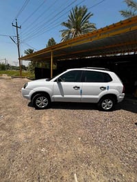 توسان ٢٠١٠ خليجي ابيض باسمي محرك ٢٠٠٠ داخل بيجي    كير و تبريد خير من ...