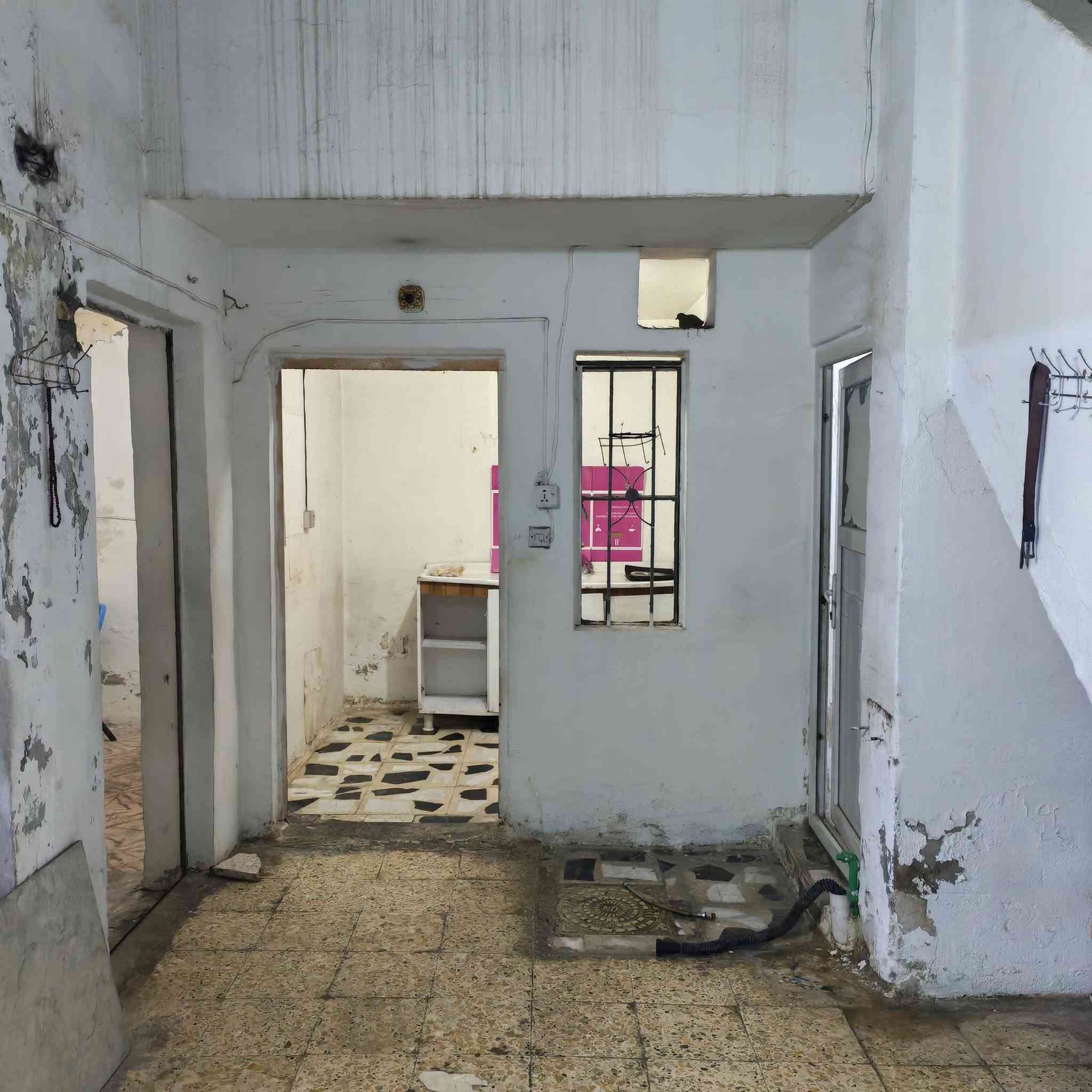 السلام عليكم توجد نص قطعة خلفيه قطاع ٥٦ حي الأكراد للبيع حاليا فارغة بناء قديم قابل للسكن قرب المستوصف ***********

