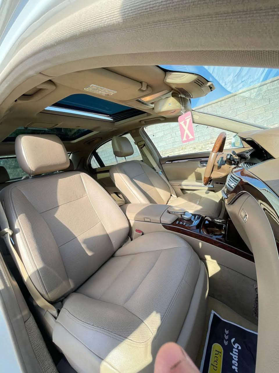 #مـارسـيـدس  اس كـلاس S350
#مـــوديـــــــل / 2012

#خـيـلـجـيــة 

#عــداد_الـمـسـافــة / 167 الـف 

#لــون ابيـــض مـيـتـاليــك الـداخــل مـشـمـشي
________________________

🔥 ثلاجة خلفية  
🔥هيدروليك ( صعود تخفيض السيارة)
🔥بانوراما 
🔥داخل بيجي Vlp 
🔥أبواب شفط 
🔥خمس بردات 
🔥محرك 6 سلندر 350s
🔥 ناظور ليلي (night vision)في الشاشة الامامية لعرض الطريق
🔥 أنارة داخلية متعددة
____________________________

علما ان ( سيارة وارد خليجي  )

محرك وگير وحدادية وكهربائيات (صفر مسج)بدون أي خلل محرك وكير مكفولات بشرط السيارة جديدة لوك..
 

السيارة صبغ فقط هلال خلفي والجاملغ الامامي بارد قليل

#الـعـنـوان / بـصرة 

#الـهــاتــــف /***********
