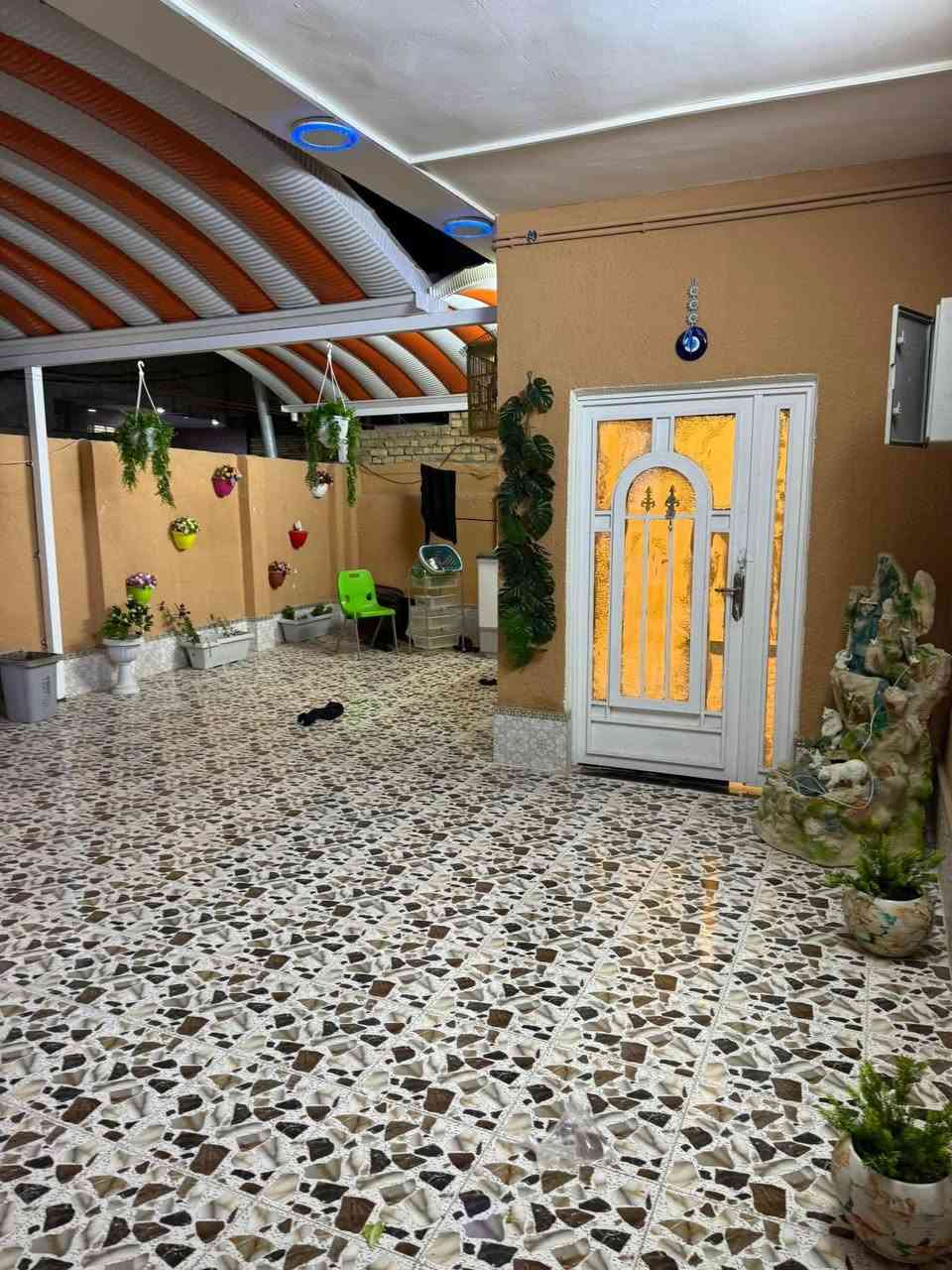 بيت للبيع مساحه 200متر بحي جامعه الاولى كورنيش الفلاحيه الجديد شارع دكتور خيري ثالث بيت عن سده موقع كلش حلو يتكون من گراج سيارة وصحيات خارجيه واستقبال ومطبخ وهول وصحيات داخليه وغرفتين نوم طابق واحد جاهز مطلوب مبادرة 80 تسديد بشهر 437 تتحول ع مشتري والمقدمه مالته 100وبيها مجال للشراي الإستفسار اتصال ع رقم ***********
