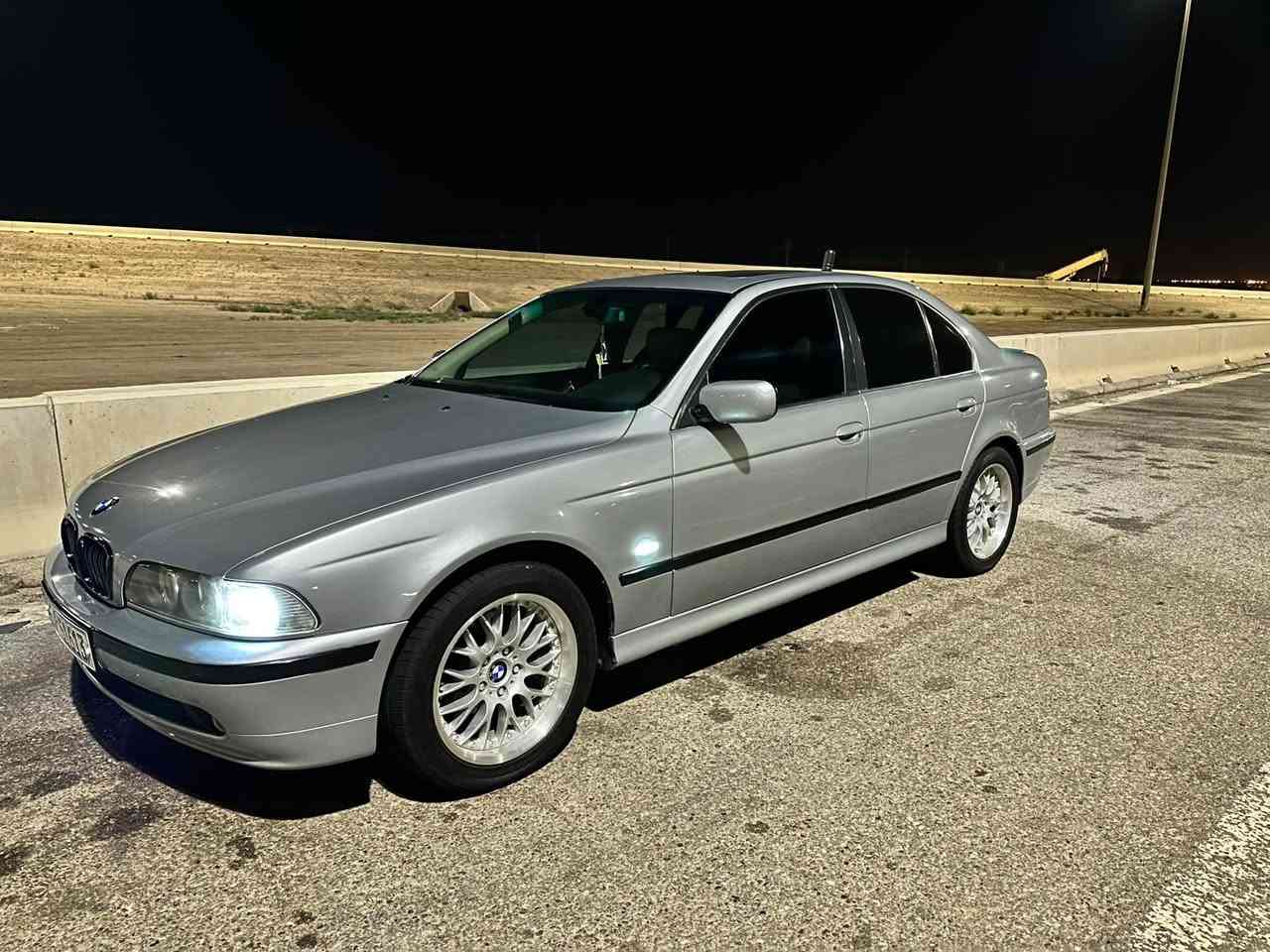 السلام عليكم للبيع 
BMW 528i الصقر 

محرك 6 سلندر 
كشنات جلد وكهرباء 
تبريد ثلج 
كير محرك كفاله 
تخم تاير 
لايت زنون 
السياره خير من الله مال جناي رقم أنبار تحويل ثاني يوم 
العنوان الرمادي ***********
