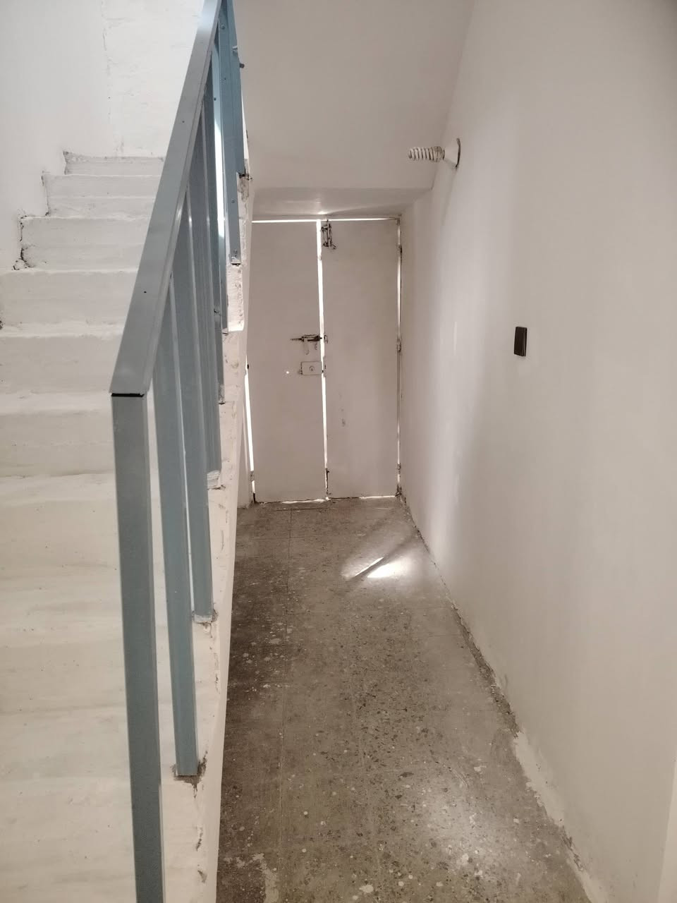 🏠 بيت للإيجار – حي الجامعة

📍 الموقع: حي الجامعة، خلف مطعم حياوي، موقع مباشر وقريب جداً من الشارع العام.

🔹 غرفتين نوم
🔹 صالة
🔹 استقبال
🔹 مطبخ
🔹 مجمع صحيات داخلية وخارجية
🔹 كراج يسع أكثر من سيارة 🚗

📞 للاستفسار والتفاصيل، التواصل معنا.
***********
