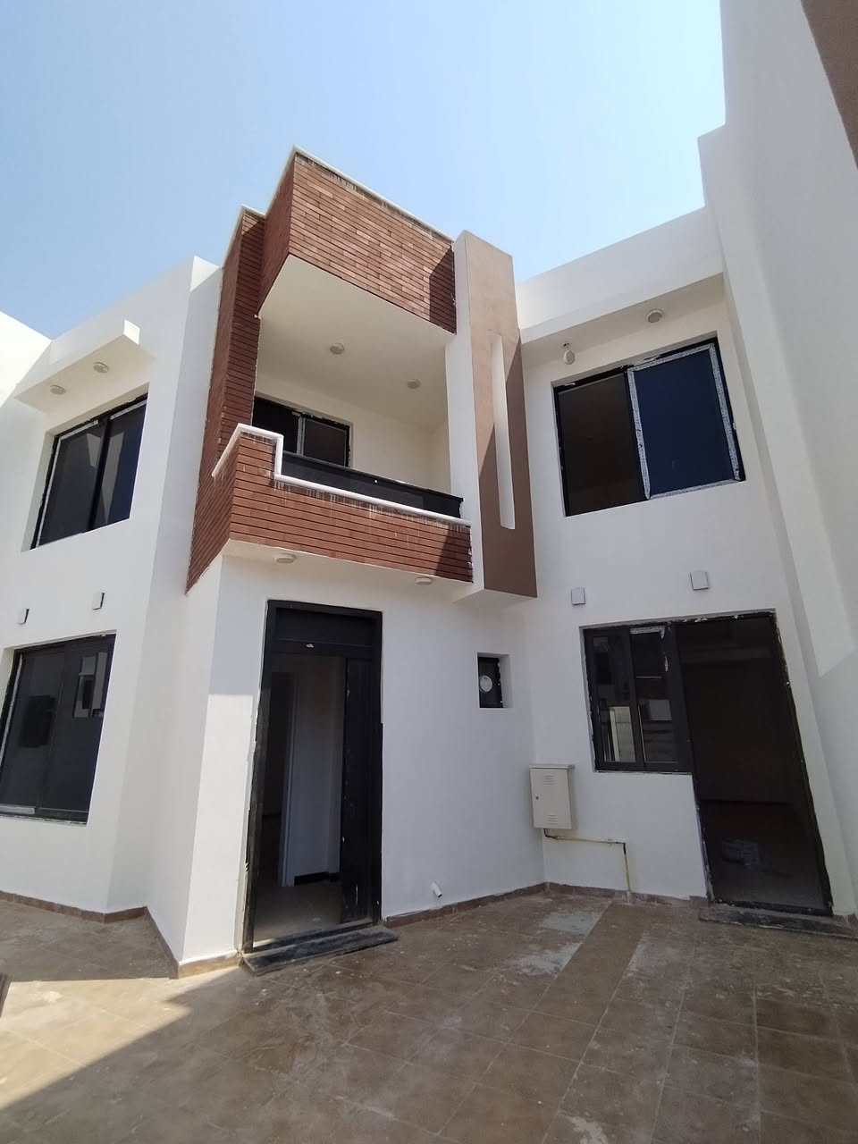 بيت للبيع بمجمع الرياحين السكني استلام وجبة اولى
موقع المجمع بغداد - طريق بغداد-موصل. مجاور محطة كهرباء التاجي التحويلية. يبعد 15 دقيقة عن بوابة الكاظمية. المجمع على الخط السريع مباشرة.
المجمع يحتوي على مساحات خضراء ومدارس ومراكز تجارية.

باقي من التسديد اقل من 87 مليون تستلم تسكن مباشرة التسليم بعد أيام.. بعد التسليم السعر يرتفع اذا تشتري هسة توفر على نفسك هواي. 
نموذج B زون الضباط 200 متر يحتوي على حديقة وكراج وكلدور و ثلاث غرف نوم، ثلاث حمامات استقبال كبير وغرفة معيشة كبيرة، منور جانبي ومنور خلفي كبير يصير حديقة رهيبة والخريطة معروفة مع بالكونة ملحقة بغرفة النوم الكبيرة
درج دائري مو مربع ومطبخ مفتوح على غرفة المعيشة يعني ينفع يصير المطبخ نظام جزيرة. تصميم المطبخ جاهز هدية مع البيت.
التانكي والسخان والماطور الصاعد من ضمن التاسيسات مشدودة وجاهزة
منظومة غاز انابيب عالعداد يعني انسى شيلة القنينة وخطر التسريب. 
قريب عن السوبرماركت والتشجير 90 متر وعن المدارس  300 متر يعني خمس دقايق مشي.

للمعلومات الاتصال او مراسلة واتساب
 ***********
