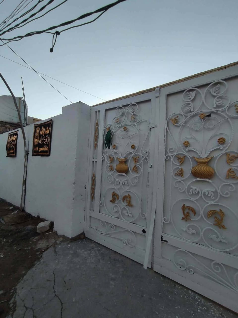 بيت للبيع 
المساحة 215 متر 
غرفتين نوم وصالة ومطبخ واستقبال 
             السعر 29 
العنوان حي الزهراء قرب مدرسة الوقف الشيوعي 
للستفسار 
***********
*********** واتساب
