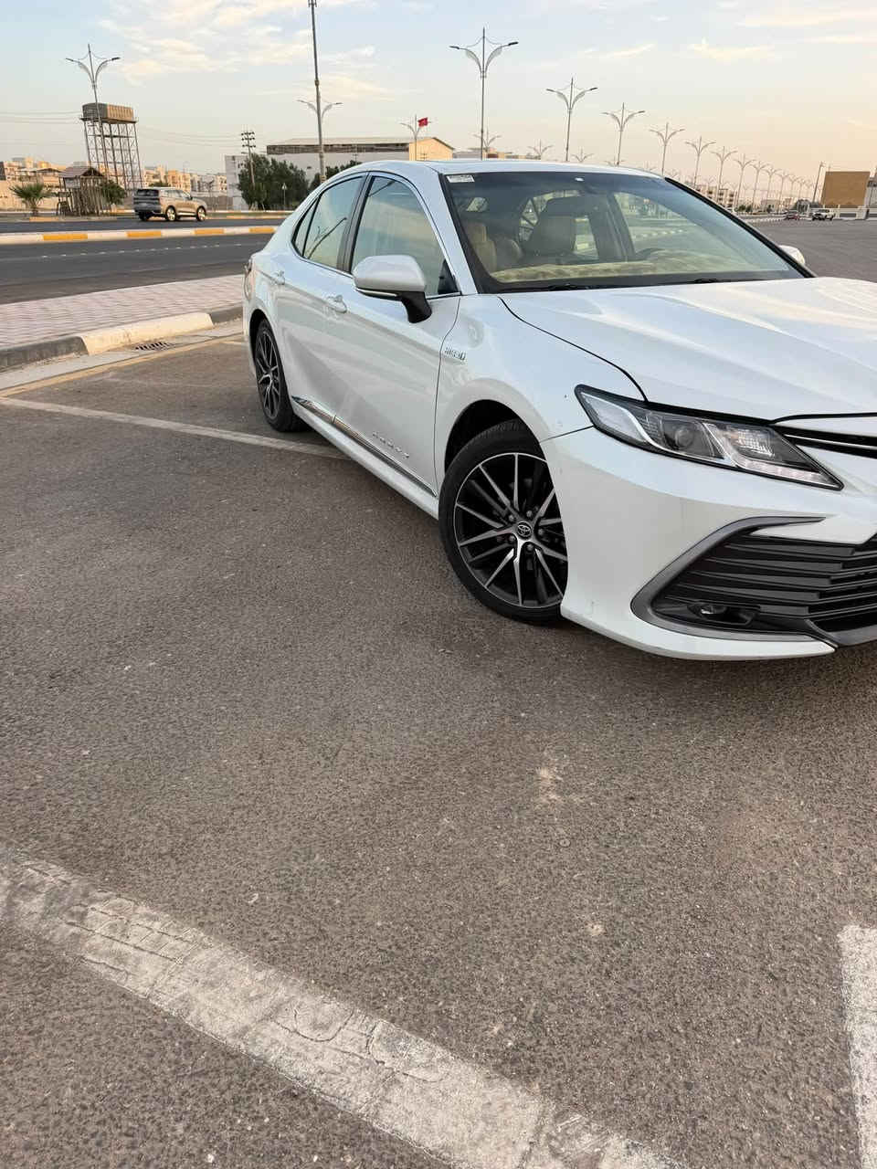 تويوتا كامري مديل ٢٠٢٤ هايبرد خليجي وكالة عبد الطيف رقم بغداد مواصفات GLE معروفة بيها قطعتين صبغ جاملغ وبنيد السعر ١٨٥ وبيها مجال رقم موبايل ***********
