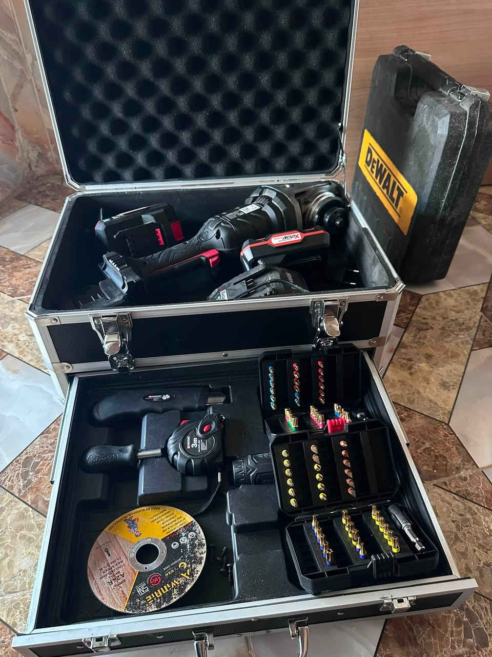 كوسره برشلس حجم كبير دبل بطارية مع حقيبة فاخره وشاحنه وعدك درنفايس جميع الاحجام والاشكال والالنكيات 
للبيع السعر 130 الف توصيل مجاني لأي مكان بالعراق مشتريها جديد وما احتاجيتها 
لو تلحگ لوما تلحگ ماكو هيج سعر بالسوك للاستفسار الاتصال عالرقم ***********
