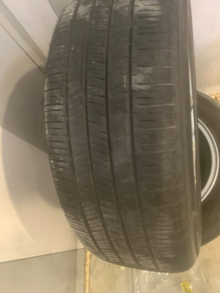 عدد 3 حجم / 15 ( وياله وتايرات 3 فقط) سعر 210
هانكوك كوري نظافة 95 
***********
