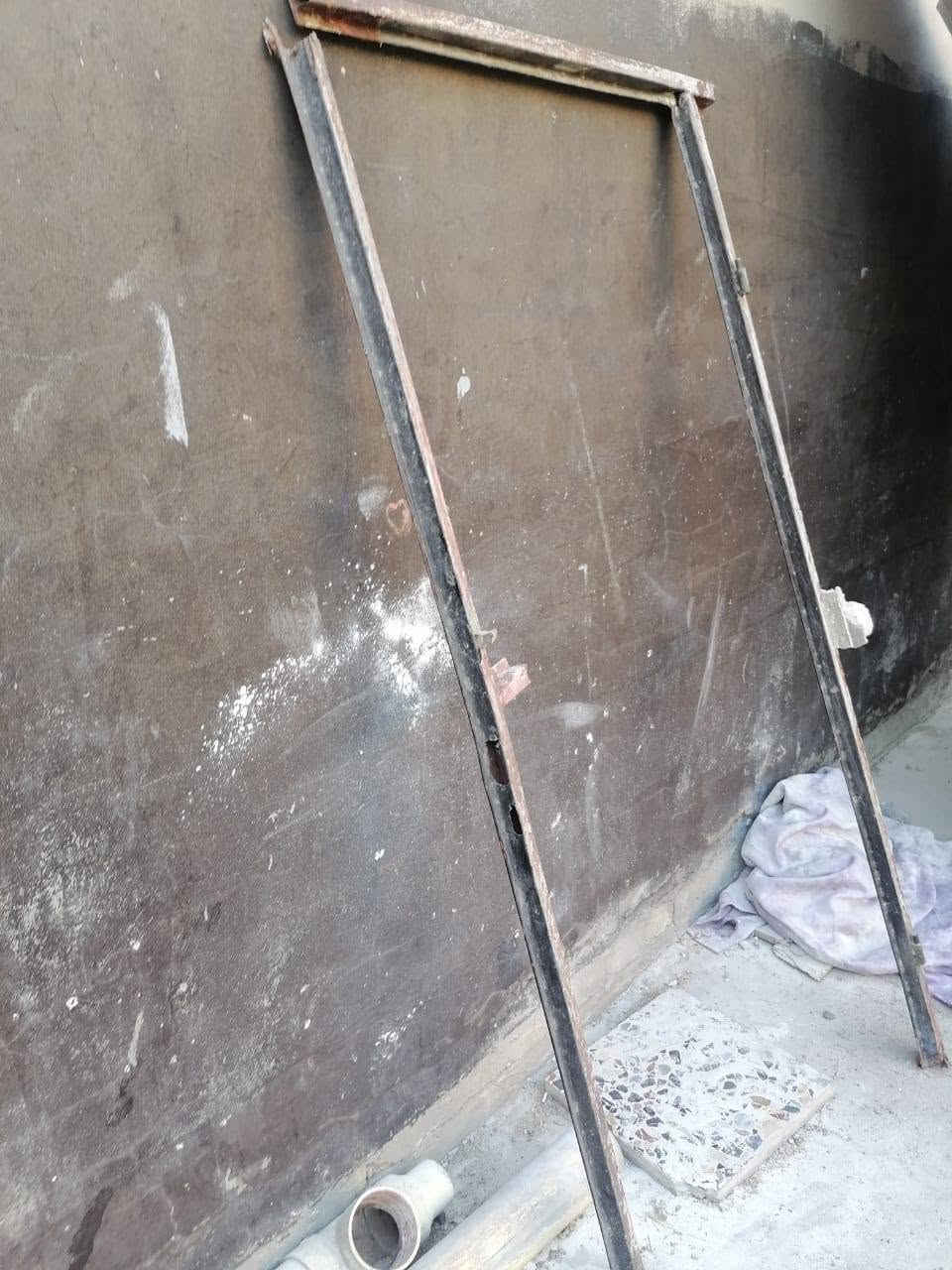 سلام عليكم درج حديد وزن ثكيل اصلي ب ٧٥ الف وباب مع اطار ب ٣٠ الف رقم للستفسار ***********
