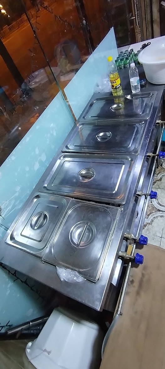معدات محل • موقد إيطالي • طاولات وكراسي