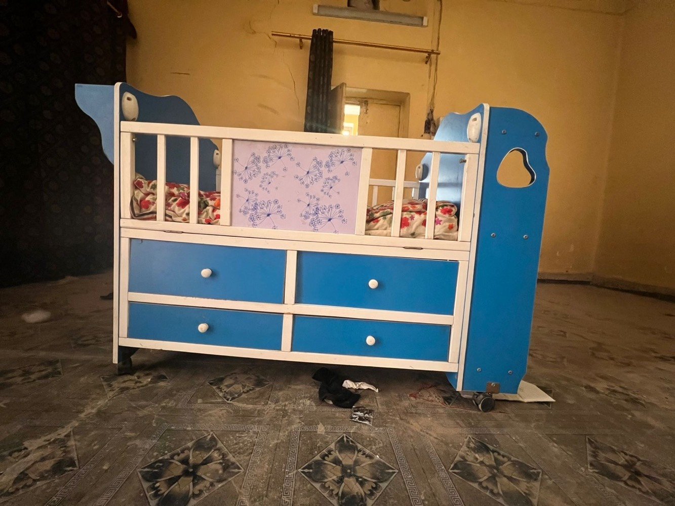 سرير اطفال • نظيف • مع المندر