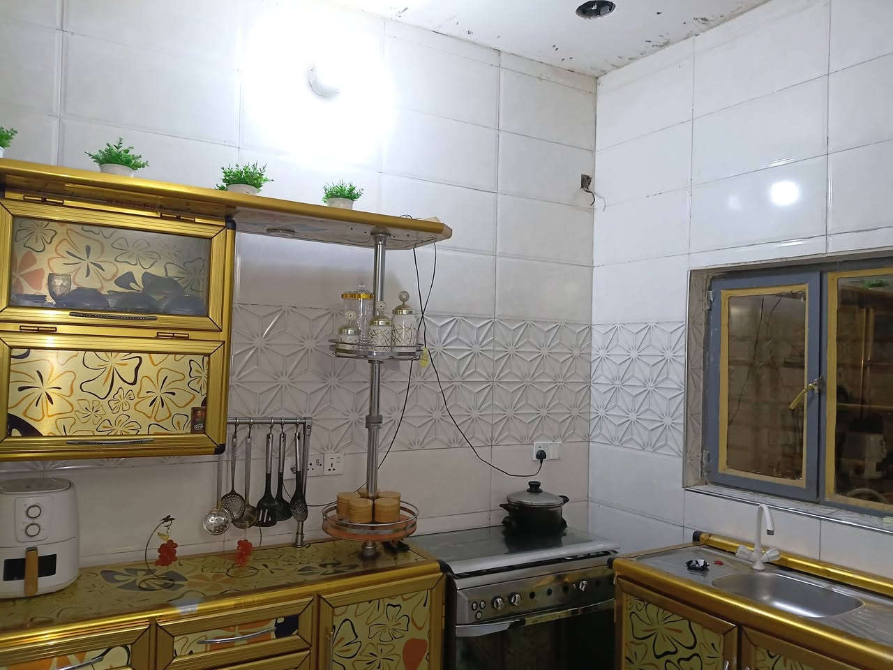 السلام عليكم بيت طابو صرف 72متر واقع حال 144مع التشجير الملاسق للبيت  غرفتي نوم واستقبال وصاله ومطبخ مع حمام مشترك ومنور وكراج وحمام خارجي ما كامل والبيت بلوك وصب الموقع الزعفرانيه شارع المعهد خلف المنصه عاشربيت عن شارع المعهد السعر 115 هاتف ***********
