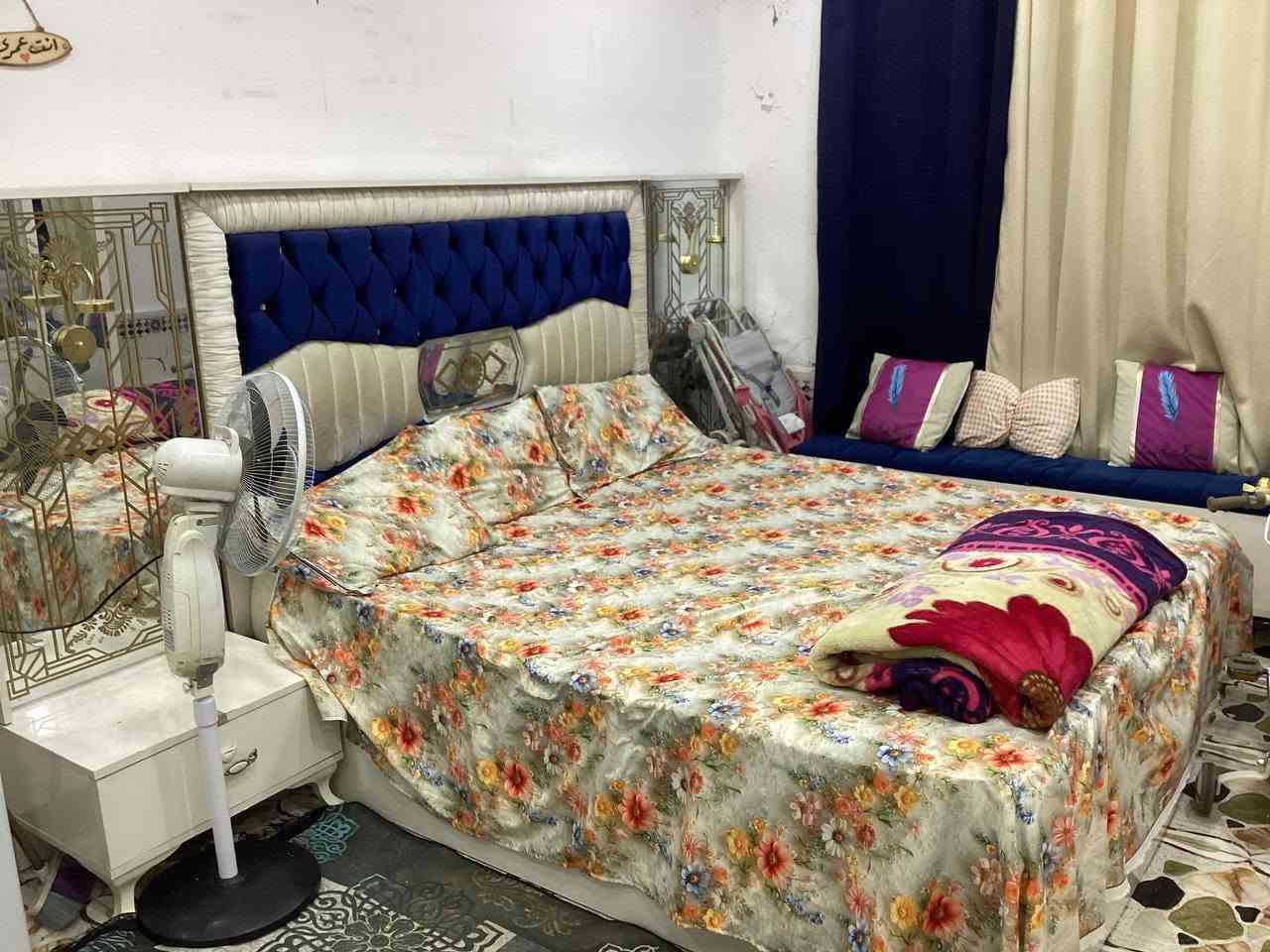 غرفه كامله وضخمه تركيه خت جديده كلش حلوه ونضيفه اللبيع سعر خاص بس للشراي أو تصال ع رقم 
***********
