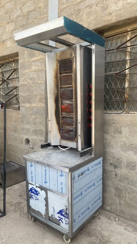 شواية شاورما نظافة جداً عالية و جديدة بعدها بالنايلون استعمال قليل جدا للبيع
السعر ٥٠٠ و بيه مجال 
للاستفسار الاتصال او واتس اب
***********
