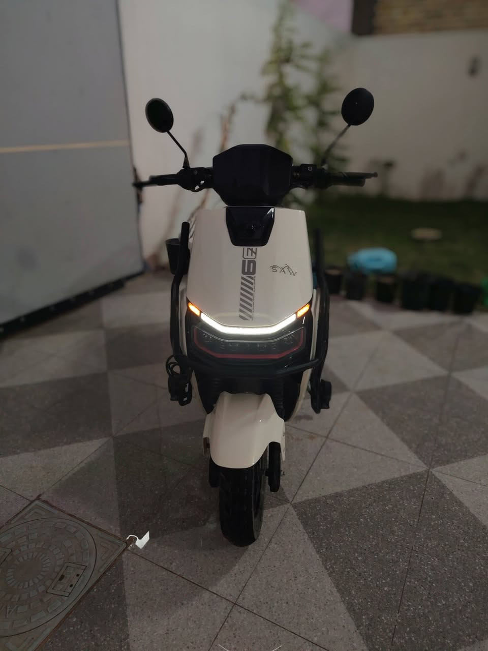 سكنس حديث للبيع
ملف 2000W 
6 بطاريات 
تمشي 65 كيلو بالشحنة الوحدة 
سرعتها 75 حقيقي 
تشغيل عن بعد ريمونت 
نضام بك 
سعرها 900 الف 

للتواصل : ***********
