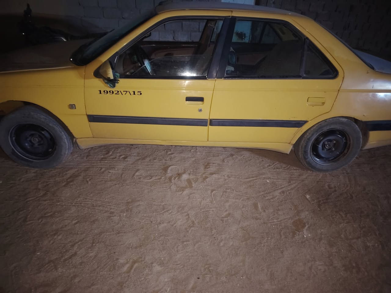 سلام عليكم للبيع او مراوس بسايبا  بيجو 405 موديل 13 هيئة وغرمات مصفرة بنيد طاير مرجع نفسه سيارة بيها تنقيص سبب نضوح بالكيس سنوية لل 27  بأسمي لسيارة تحويل مباشر سعر 28 بيها مجال مكاني كربلاء شارع ابو مهدي المهندس ***********
