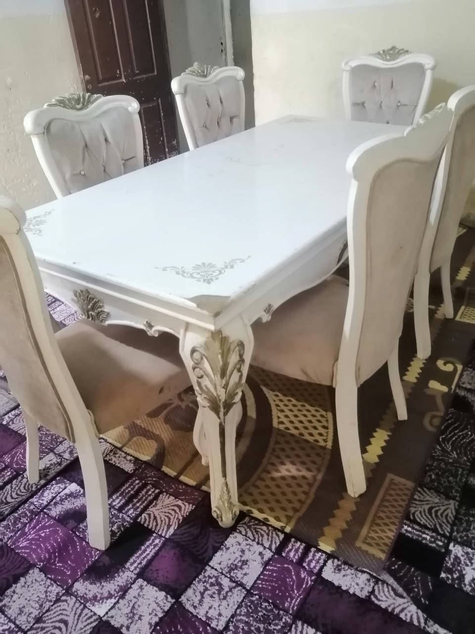 ميز طعام مع الكراسي للبيع للاستفسار ***********

